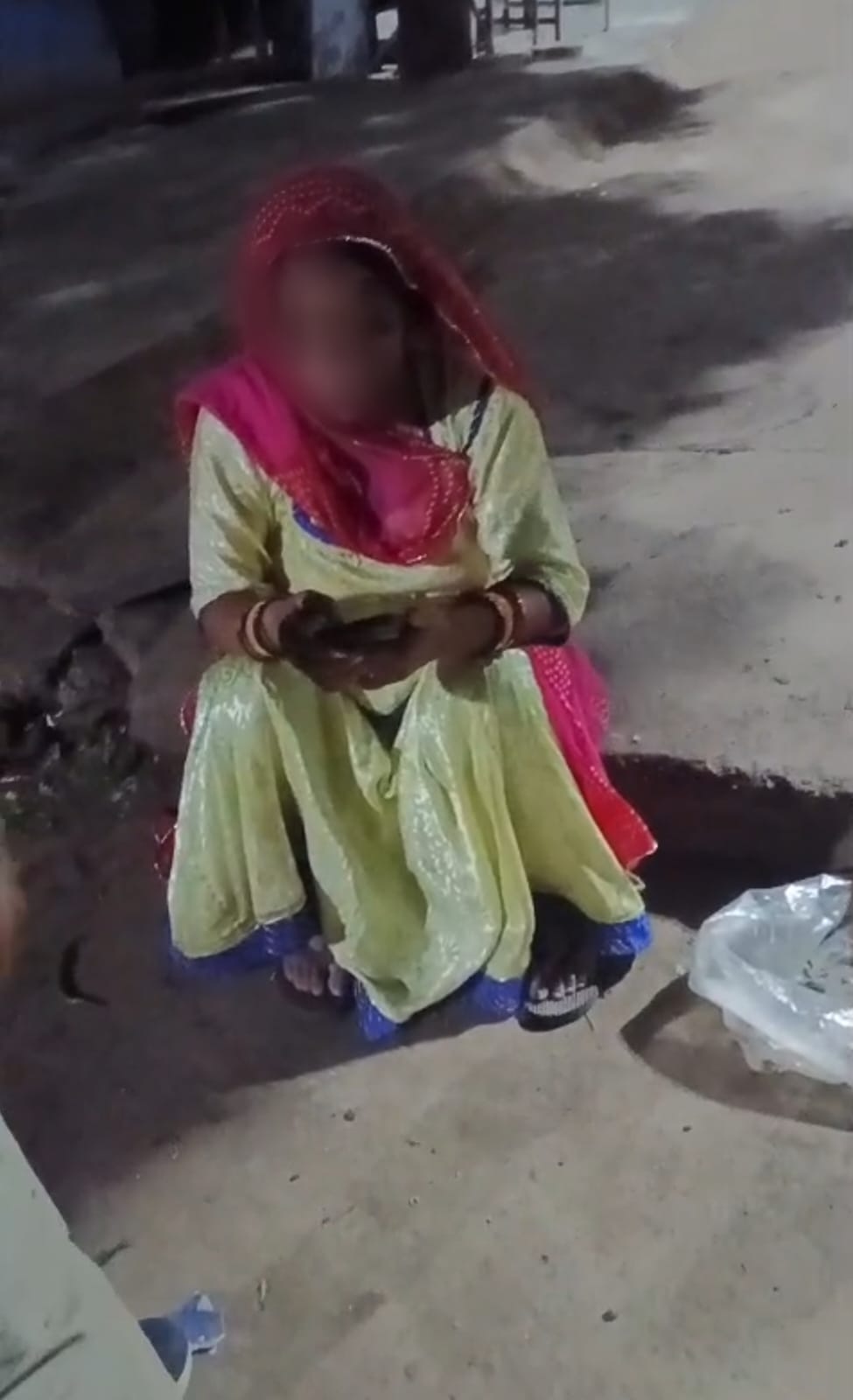 नीमच के थाना नीमच सिटी क्षेत्र में देर रात्रि में भटकती मिली बीमार 40 वर्षीय महिला, डायल-112 जवानों ने सुरक्षित परिजन के सुपुर्द किया।